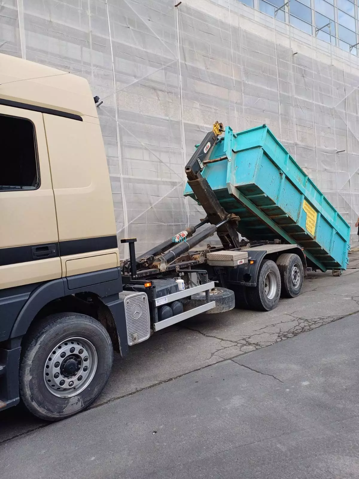 Продовжуємо допомагати у вивезенні та утилізації сміття для УкрІНТЕІ 