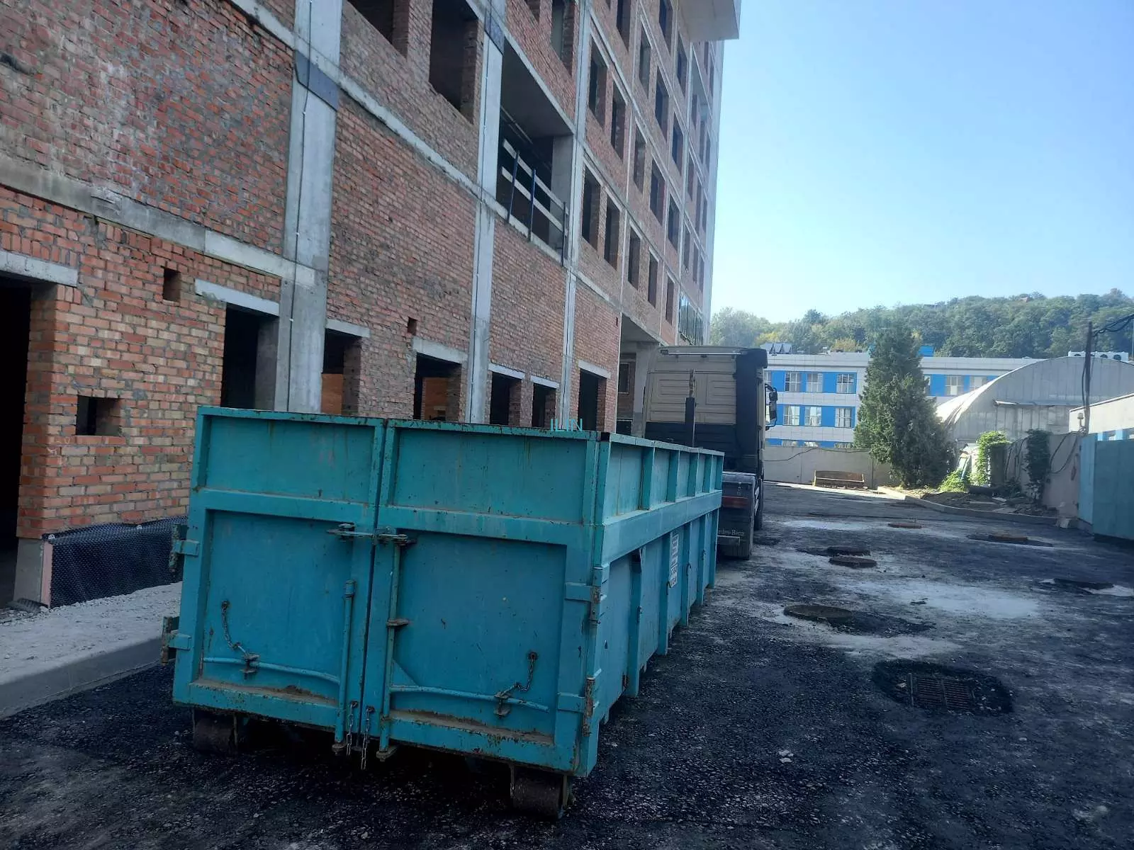 Довгострокова співпраця з Farmak: Вивезення будівельного сміття