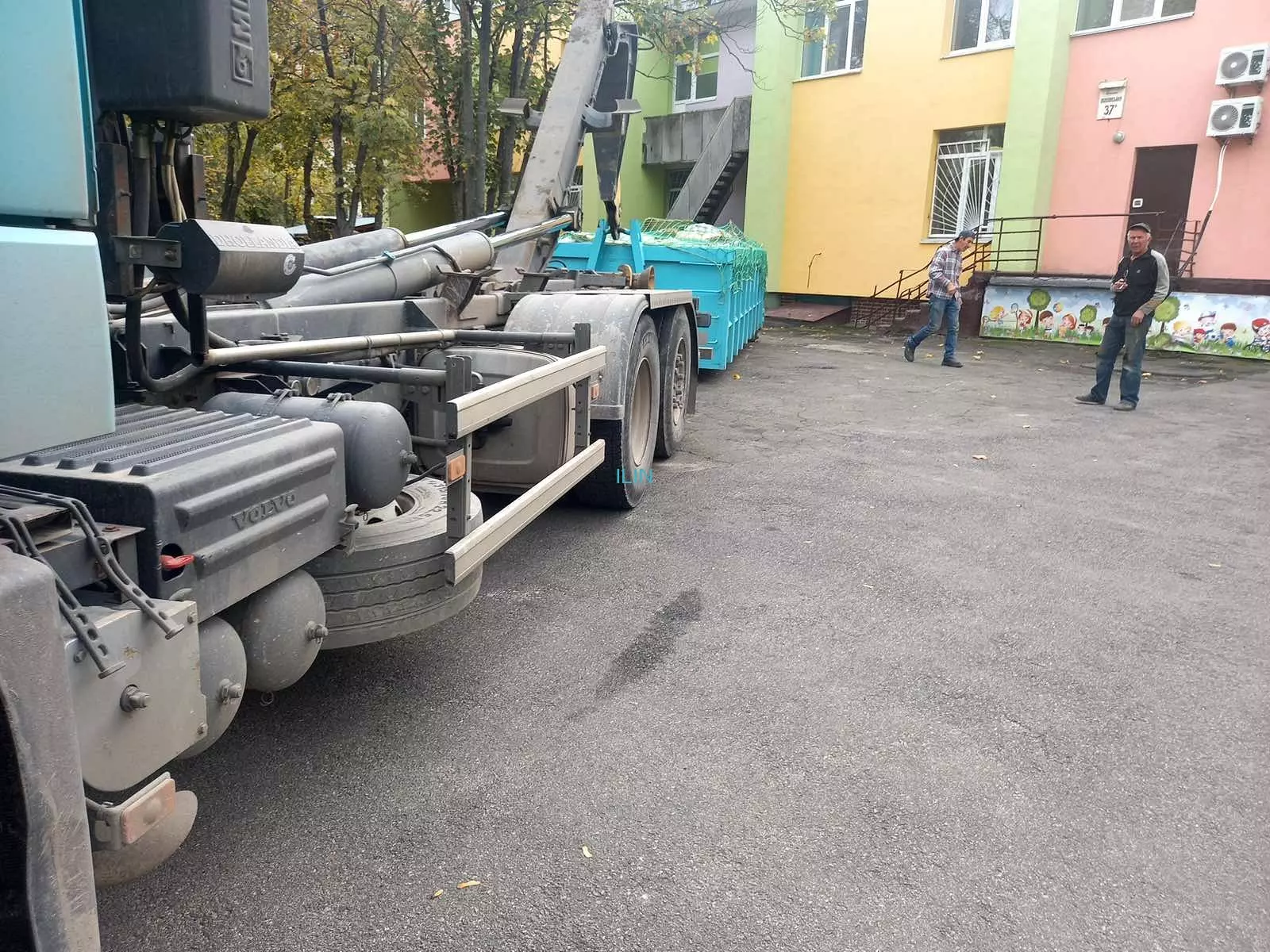 Вивозимо будівельне сміття після ремонту укриття в дитячому садочку №611