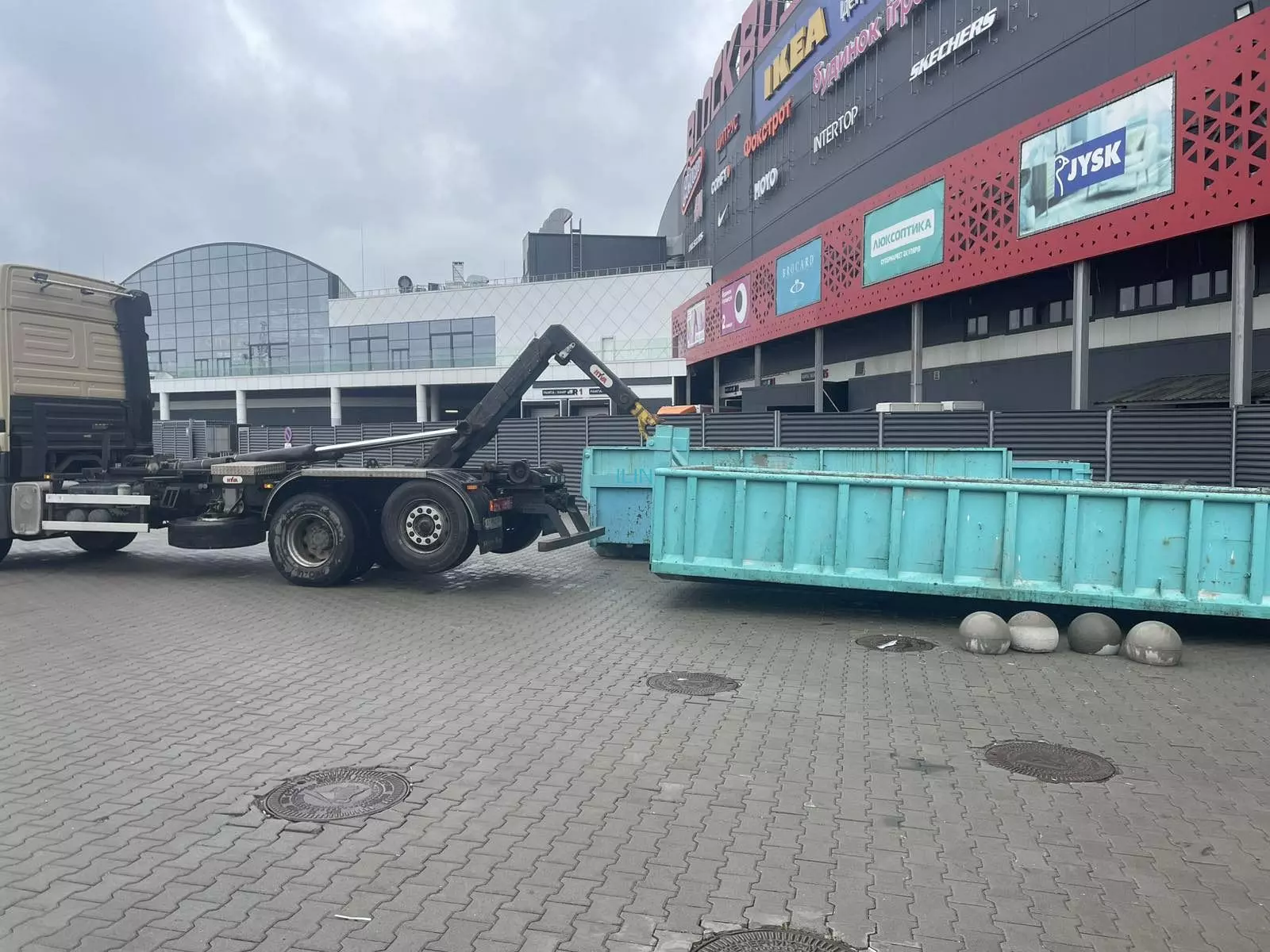 Вывоз строительного мусора из административного корпуса BLOCKBUSTER MALL