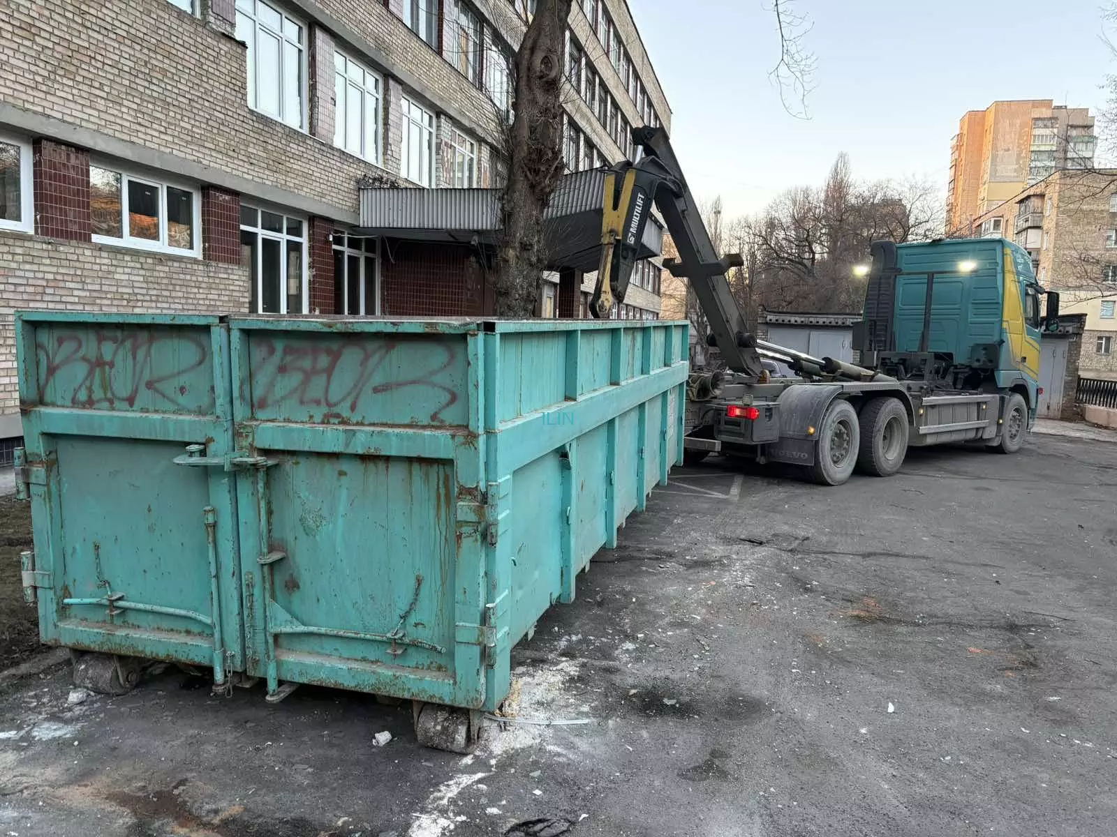 Вивіз будівельного сміття повторно в Інституті управління і права НЮУ ім. Ярослава Мудрого