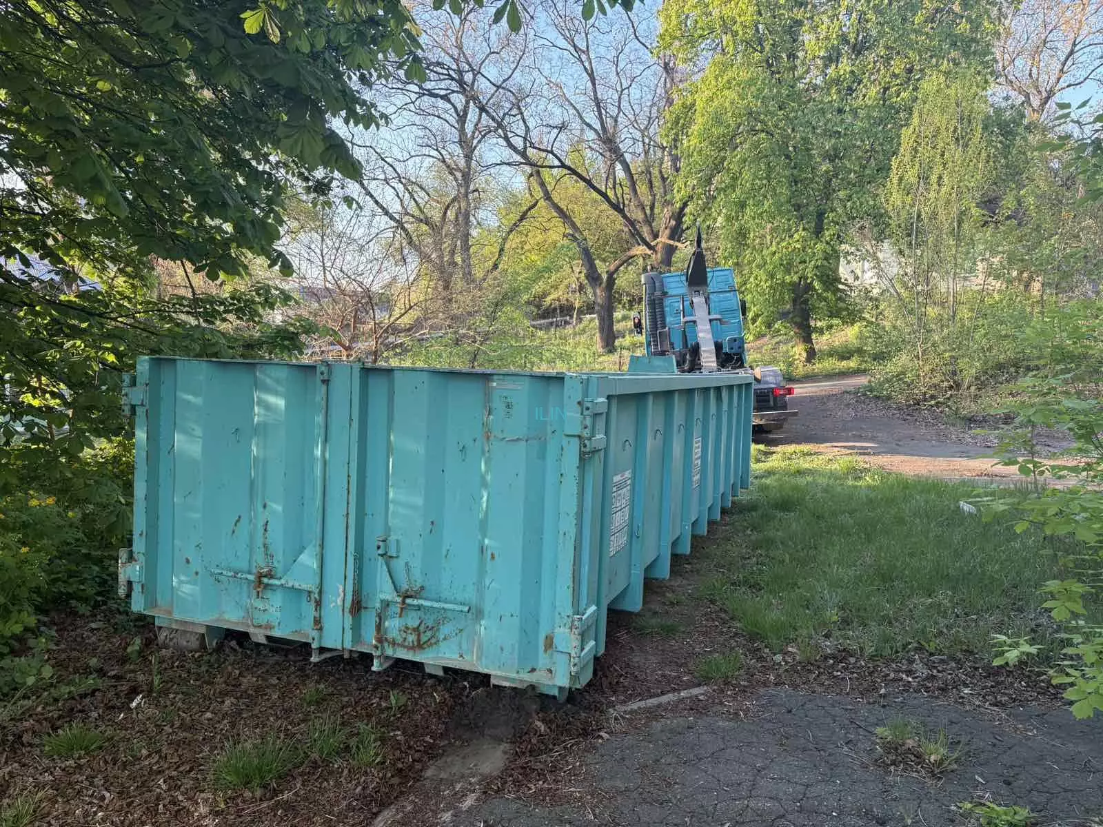 Вивіз сміття під час реставрації будівлі Бактеріологічного інституту в Києві