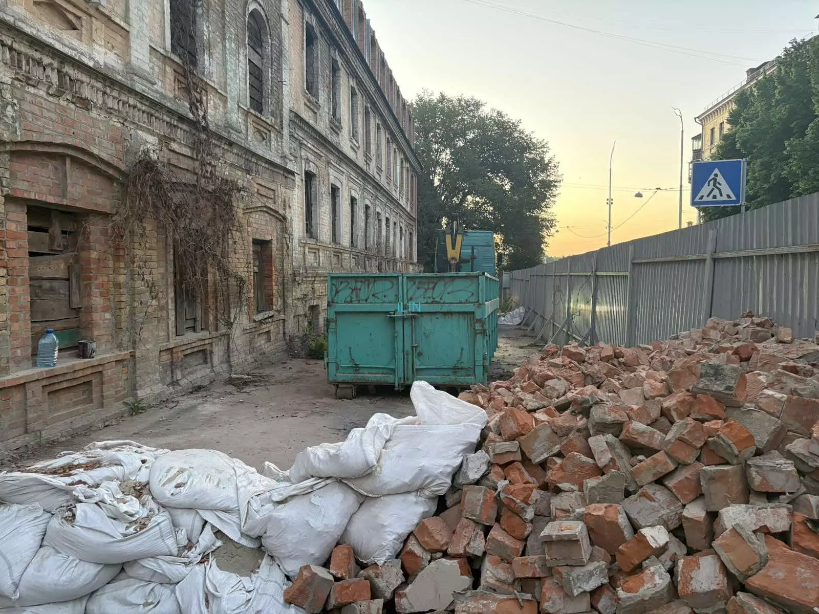 Вивіз будівельного сміття під час реставрації історичної пам’ятки на Подолі